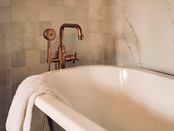 Küvetin olduğu bir banyo